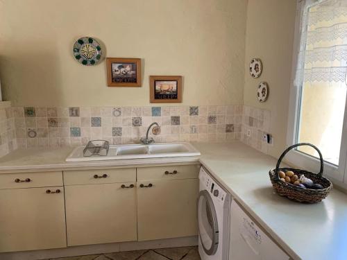eine Küche mit Spüle und Waschmaschine in der Unterkunft Country Villa for 18 Pool Cinema Football Pitch in Verteillac