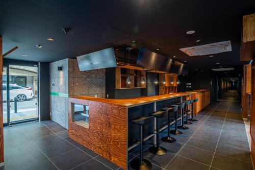 Cucina o angolo cottura di Wise Owl Hostels River Tokyo