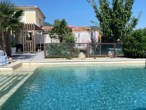 una piscina davanti a una casa di La Salamandre de l Olivier - le Mimosa ad Aubignosc