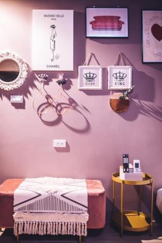 a bedroom with a purple wall with a bed and a table at 三星宿x包棟民宿 享有專屬空間 in Sanxing