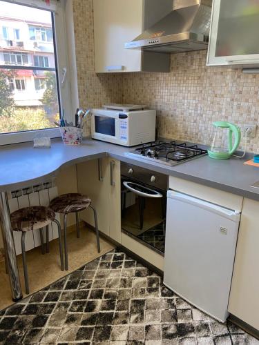 Η κουζίνα ή μικρή κουζίνα στο Apartment on Chaykovskogo