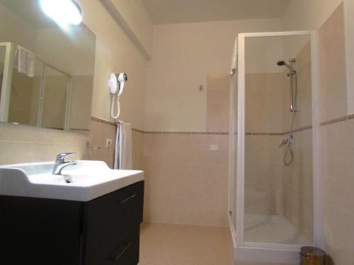 y baño con lavabo y ducha. en Buonarroti Guest House, en Roma