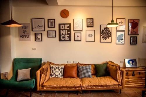 una sala de estar con sofá y algunas fotos en la pared en 三星宿x包棟民宿 享有專屬空間, en Sanxing