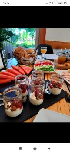 ein Holztisch mit Lebensmitteln in Glasgefäßen darauf in der Unterkunft Dom Numer 127 in Czarna Góra