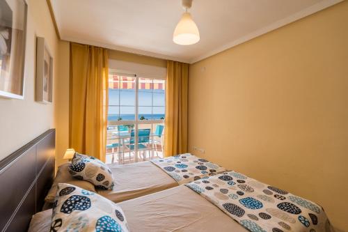 ベナルマデナにあるApartamento Torreón del Mar 100m de la playa garageのベッドルーム1室(ベッド1台付)が備わります。