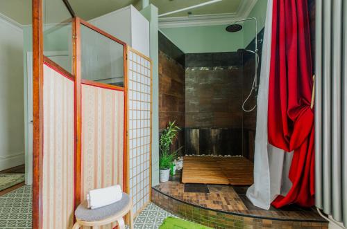Zimmer mit einer Dusche und einem roten Vorhang in der Unterkunft Luxury Suite in Cardiff City Centre + Secure Parking in Cardiff