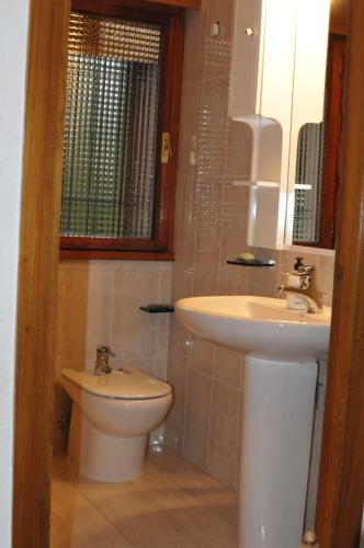 a bathroom with a sink and a toilet at Casa Etna in Rascafría