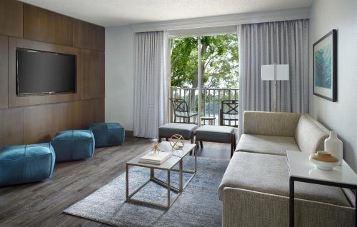 a living room with a couch and a tv at Atlanta Evergreen Lakeside Resort in Stone Mountain