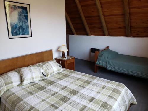um quarto com uma cama e uma cama sidx sidx sidx em Cabañas de Torre Colon em Colón