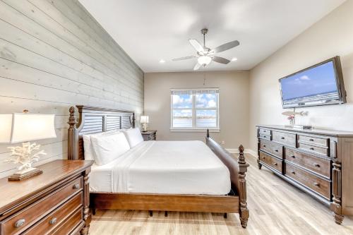 Un pat sau paturi într-o cameră la Harbor View Getaway