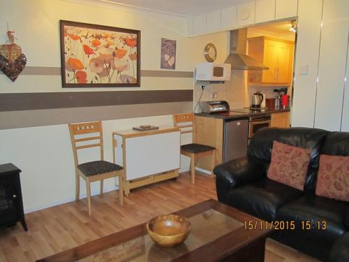 Kitchen o kitchenette sa Upper Lake Chalet Dog and Pet Friendly