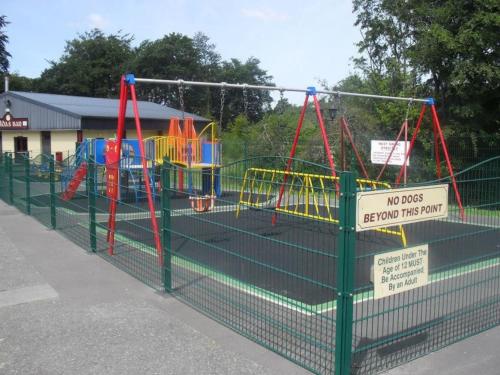 Children's play area sa Upper Lake Chalet Dog and Pet Friendly
