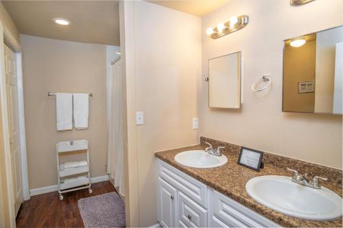 Baño con 2 lavabos y espejo en Nice 3B 2BA Near Downtown 2 Min AtandT Center, en San Antonio