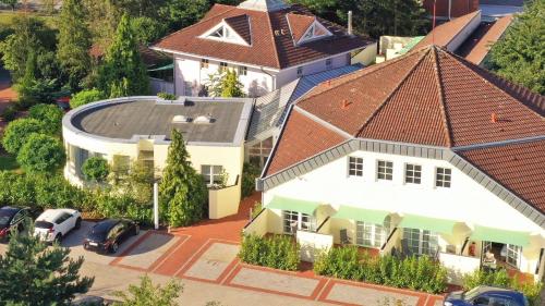 an overhead view of a large white house at Park-Lodge Am Rohrbusch in Münster