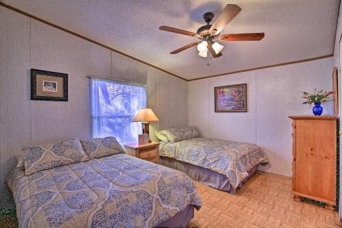 מיטה או מיטות בחדר ב-Utopia Family Home with Mountain Viewing Deck!