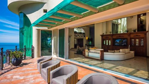 Χώρος καθιστικού στο Puerto Vallarta South Shore Luxury Suites,