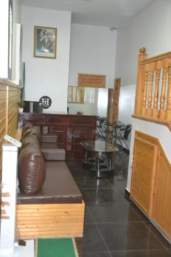 - un salon avec un canapé et une table dans l'établissement Inyan Dakhla Hotel, à Dakhla