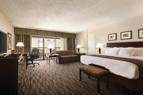 Letto o letti in una camera di Radisson Hotel Louisville North