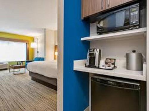 Holiday Inn Express McComb, an IHG Hotel tesisinde bir odada yatak veya yataklar