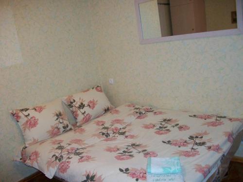 een bed in een kamer met een kussen en een spiegel bij 3-х комнатная квартира в центре in Tsjerkasi