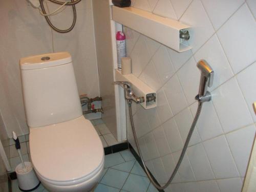 een badkamer met een wit toilet met een slang bij 3-х комнатная квартира в центре in Tsjerkasi