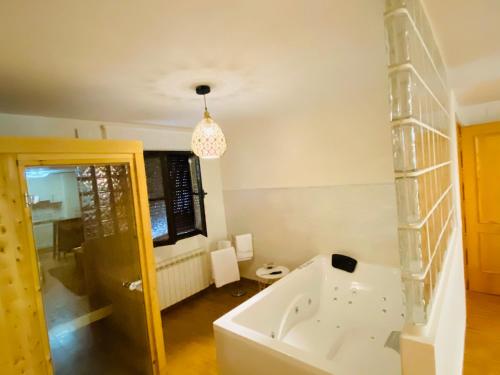 Habitación con baño con bañera. en Chinchonspa, en Chinchón