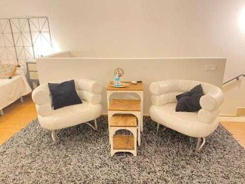 a living room with two chairs and a table at Chinchon Spa in Chinchón