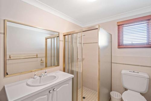 y baño con aseo, lavabo y ducha. en Studio Fran - Port Macquarie canals, en Port Macquarie