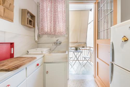 Кухня или мини-кухня в Private Rooms Athens - Shared Bathroom
