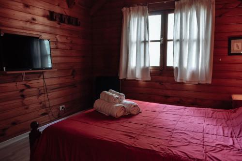 Una cama o camas en una habitación de Cabañas de Troncos