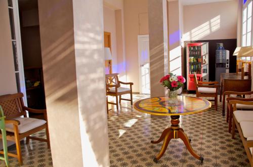 Una habitación con una mesa con un jarrón de flores. en Hostal Colkida, en Barcelona
