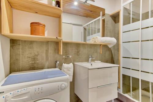 La petite salle de bains est pourvue d'un lavabo et d'un lave-linge. dans l'établissement T3 Bd Michelet - Proche Stade Vélodrome et Plage, à Marseille