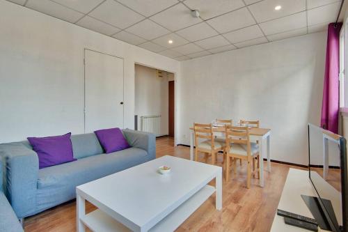 un salon avec un canapé et une table dans l'établissement T3 Bd Michelet - Proche Stade Vélodrome et Plage, à Marseille