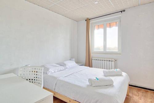 une chambre avec deux lits et une fenêtre dans l'établissement T3 Bd Michelet - Proche Stade Vélodrome et Plage, à Marseille