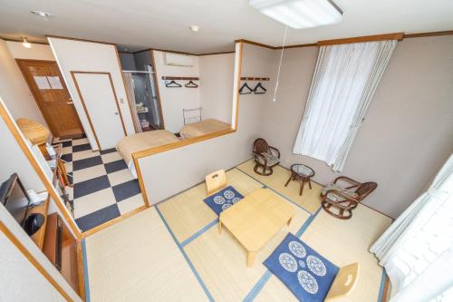 an overhead view of a room with a living room at Villa Rengatei in Hakuba