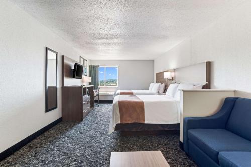 Ένα ή περισσότερα κρεβάτια σε δωμάτιο στο Quality Inn & Suites Ferdinand