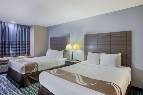 Voodi või voodid majutusasutuse Quality Inn & Suites Blue Springs - Kansas City toas