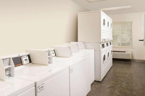 un laboratorio blanco con electrodomésticos blancos en una habitación en WoodSpring Suites Savannah Garden City, en Savannah