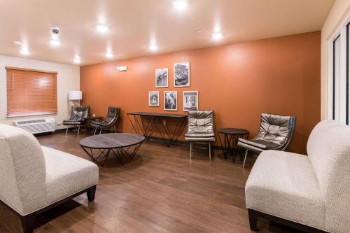 Posezení v ubytování WoodSpring Suites Lafayette