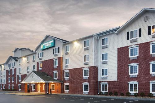 a hotel with a sign on the side of a building at WoodSpring Suites Virginia Beach in Virginia Beach