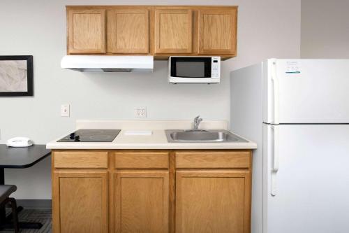 Una cocina o zona de cocina en WoodSpring Suites Murfreesboro