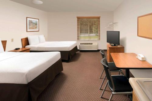 Tempat tidur dalam kamar di WoodSpring Suites Spartanburg Duncan