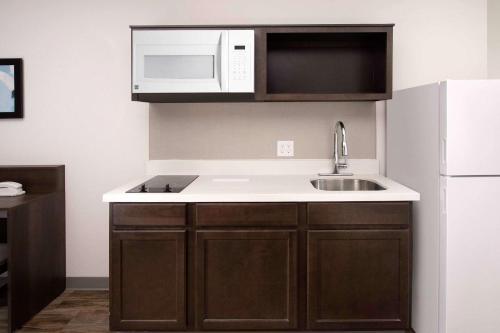 Kuchyň nebo kuchyňský kout v ubytování WoodSpring Suites Austin South Central I-35
