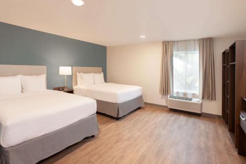 Cama ou camas em um quarto em WoodSpring Suites Houston 288 South Medical Center