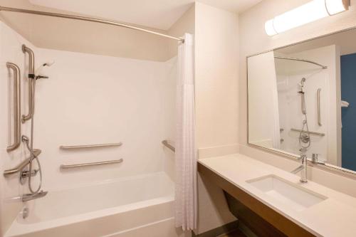Kúpeľňa v ubytovaní WoodSpring Suites Houston 288 South Medical Center