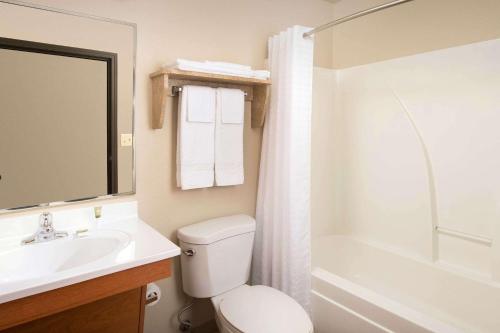 La salle de bains est pourvue d'un lavabo, de toilettes et d'une baignoire. dans l'établissement WoodSpring Suites San Angelo, à San Angelo
