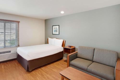 Un pat sau paturi într-o cameră la WoodSpring Suites College Station