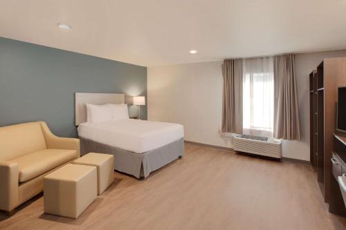 Ένα ή περισσότερα κρεβάτια σε δωμάτιο στο WoodSpring Suites Houston Northwest