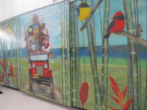 a wall with a mural of a truck and birds at Apartamento turístico Guaduales del Cafe in Montenegro