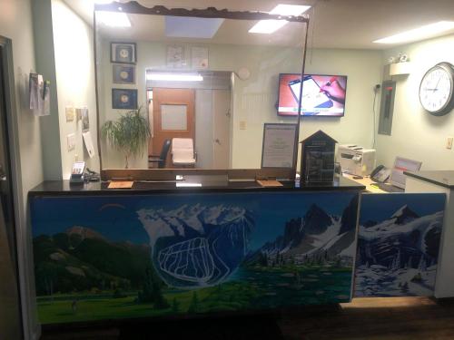 a large fish tank in a room with a mirror at Selkirk Inn in Golden